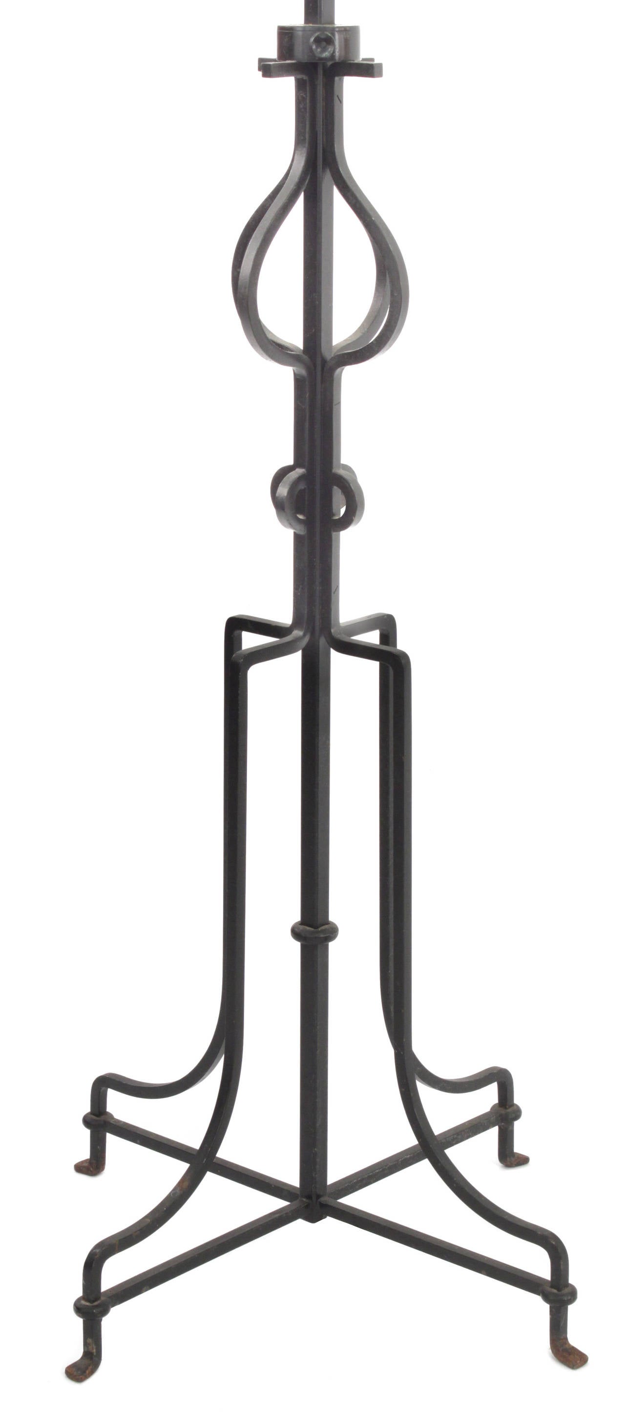 Exceptionnel et grand lampadaire en fer forgé de Tommi Parzinger Excellent état - En vente à New York, NY
