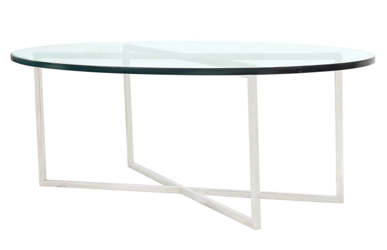 Élégante table basse avec base en acier poli et plateau en verre ovale par Tommi Parzinger pour Parzinger Originals, américain, années 1960.