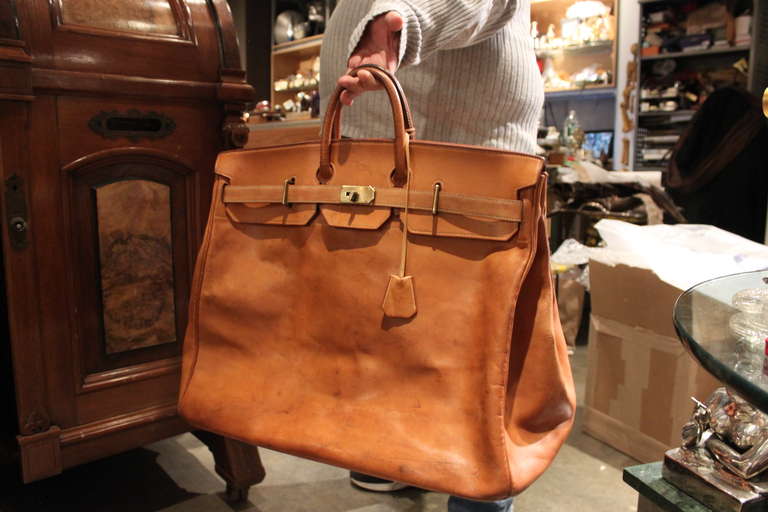 Incredibile borsa Hermes HAC da 50 cm. Questa borsa ha un'usura perfetta... è strutturalmente molto forte. un ottimo esempio vintage.