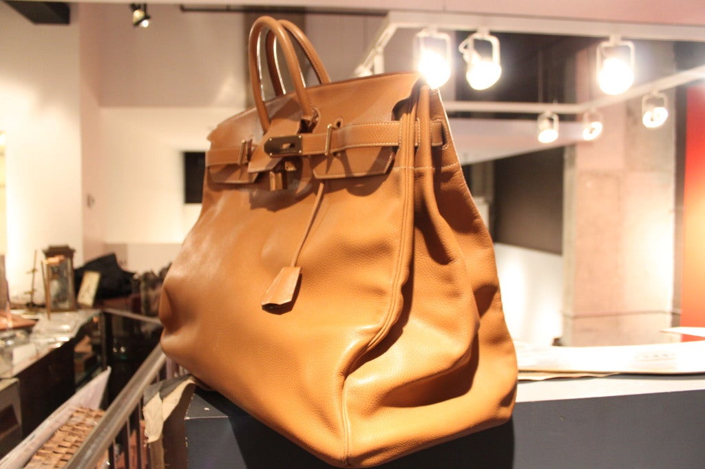 This bag is in near perfect condition. This is the ultimate Hermes Bag!