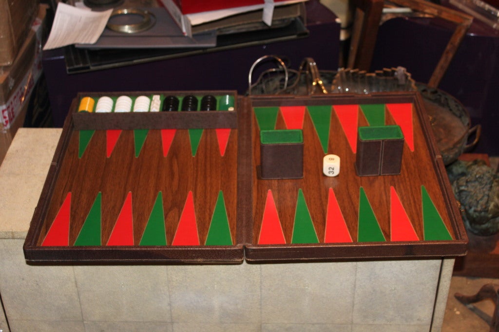 Its super rare to find a set made by Gucci. The board is made of wood and leather.. Just an incredible set