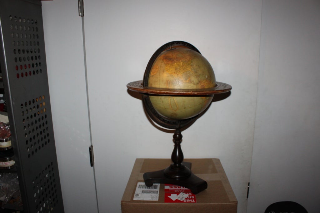 This globe is American and in amazing condition. A perfect vintage, and a beautiful form, judging by the layout of the countries, it probably dates back to the 1920's. Everything is original.