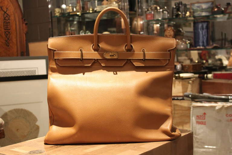 This amazing Hermes natural leather HAC is in amazing condition ( the best we have ever had) and comes with the original outer bag and lock. This bag was almost never used!!