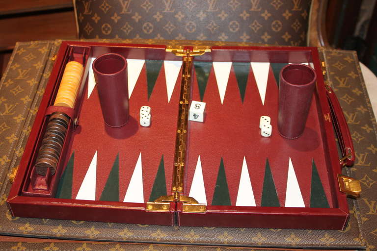 Questi set di backgammon sono incredibilmente rari e difficili da trovare in queste condizioni. Tutto in questo set è indicativo del livello di qualità di Hermes. La cerniera e la ferramenta esterna sono placcate in oro. I pezzi sono rivestiti di