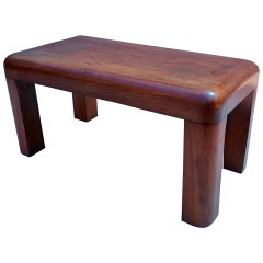 Mesa baja de madera lisa