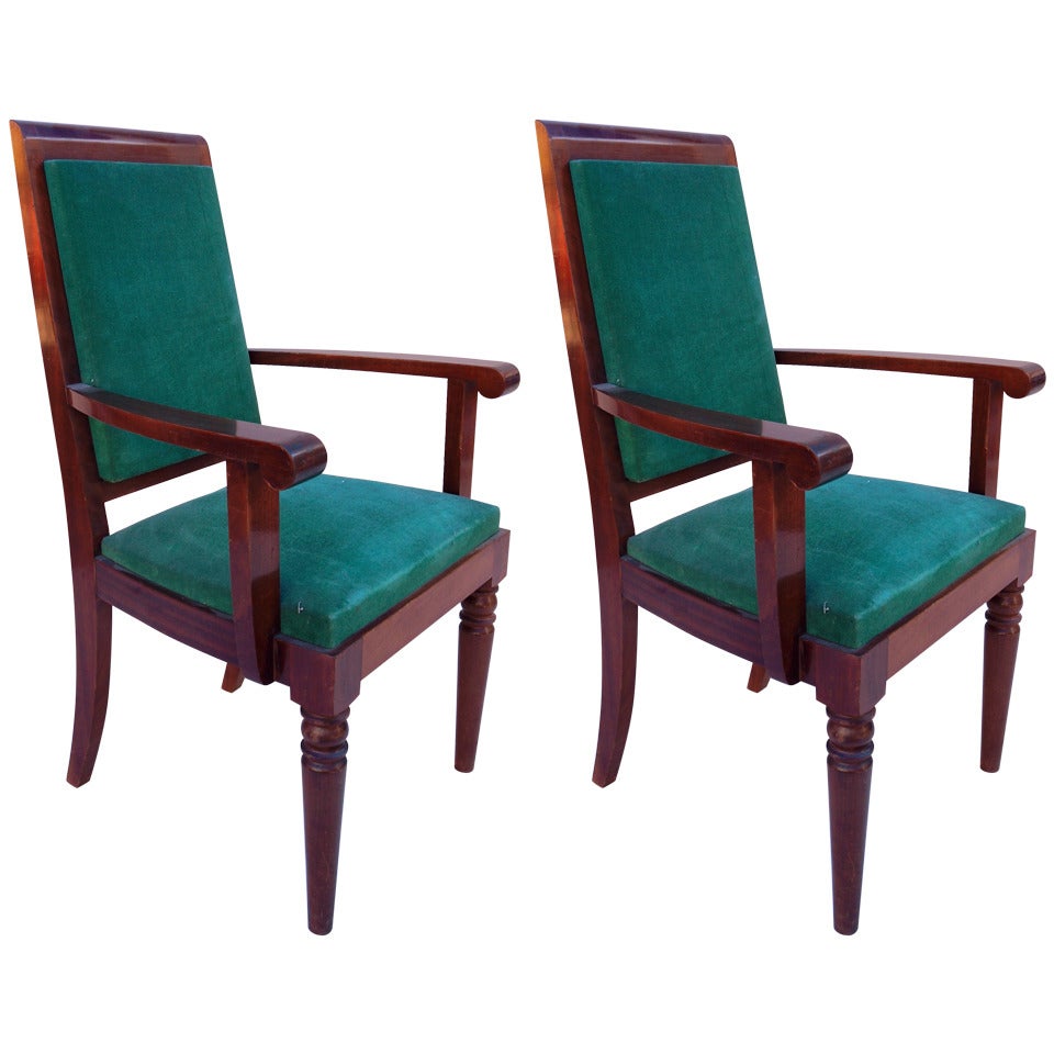 Ein Paar Sessel mit hoher Rückenlehne