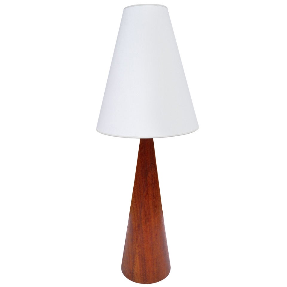 Lampe de table en bois en forme de cône