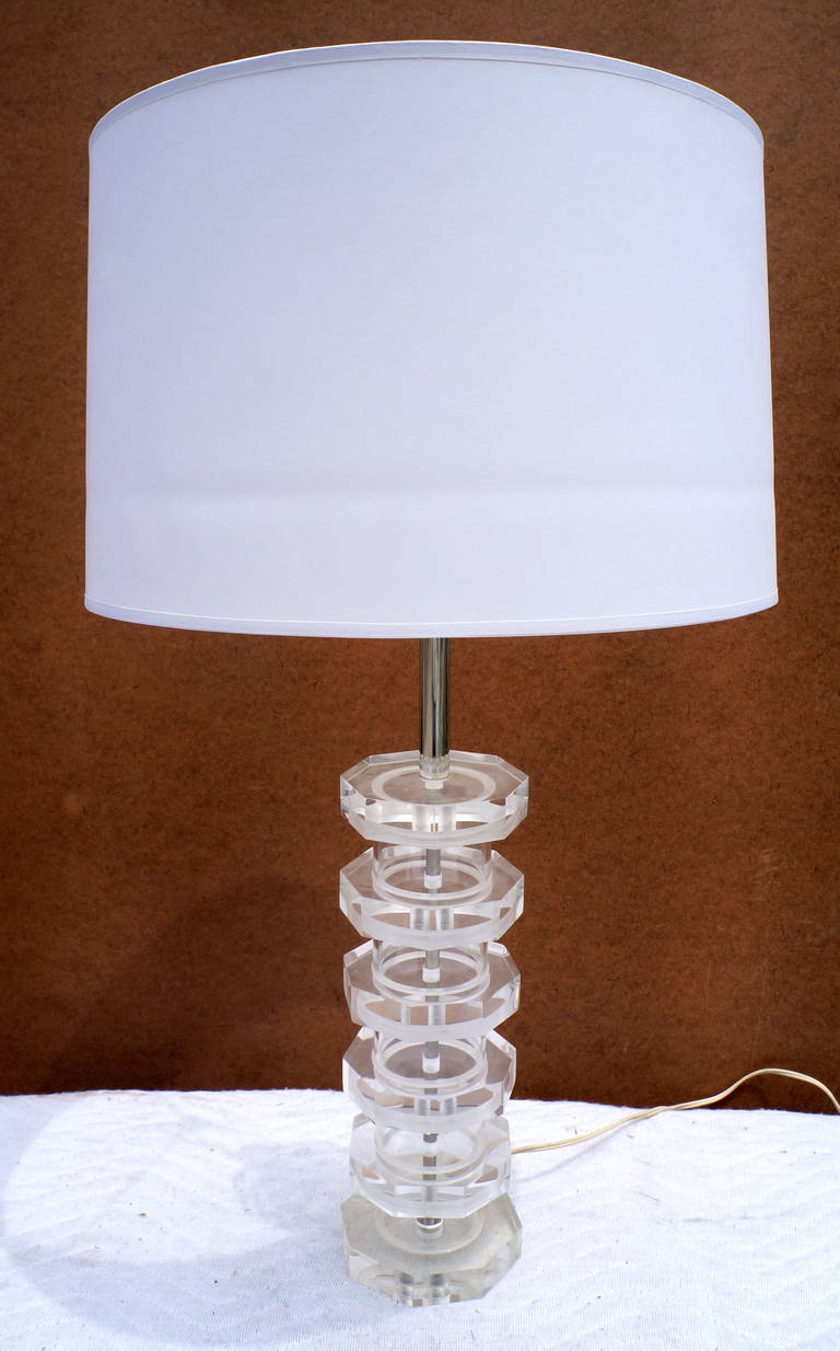 Lucite table lamp. Located in NY.
Original condition. 
Dimensions base diameter 5