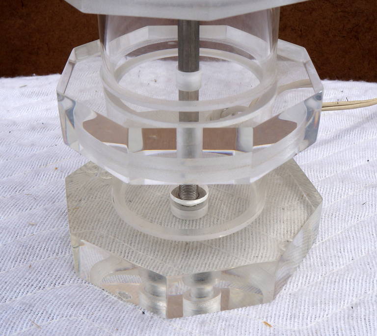 Lucite Table Lamp In Good Condition For Sale In Brooklyn, NY