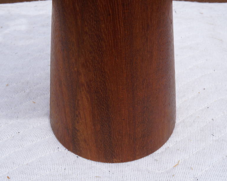 Milieu du XXe siècle Lampe de table en bois en forme de cône en vente