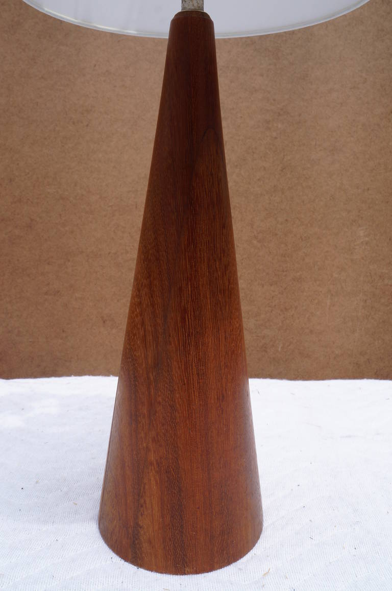 Lampe de table en bois en forme de cône Bon état - En vente à Brooklyn, NY