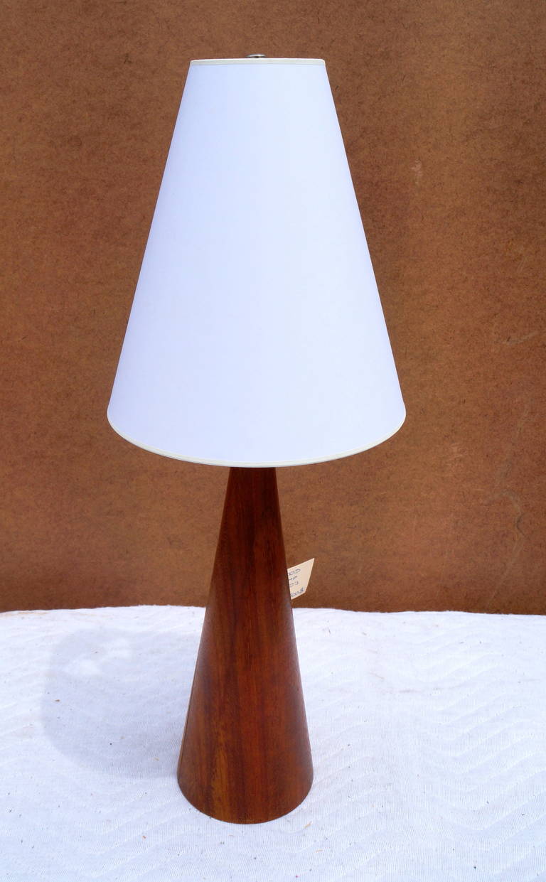 Américain Lampe de table en bois en forme de cône en vente
