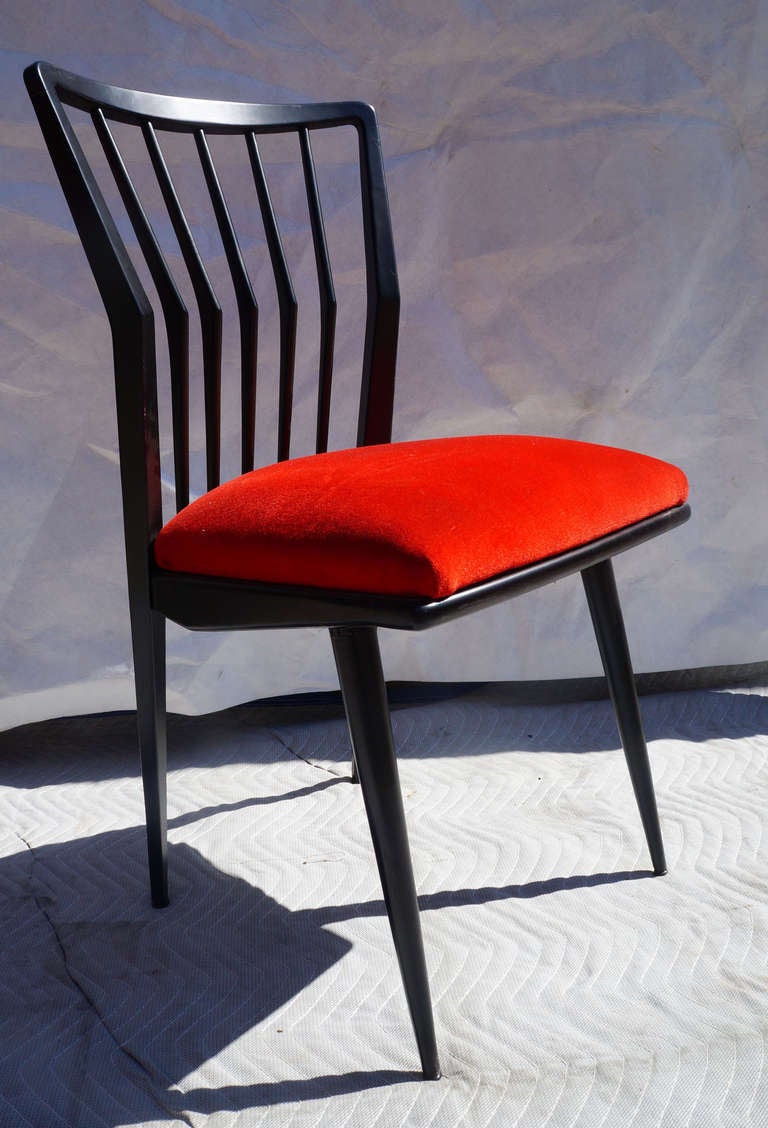 4 italienische Stühle aus geschwärztem Holz und roten Samtkissen.
Ursprünglicher Zustand und Standort in NY.