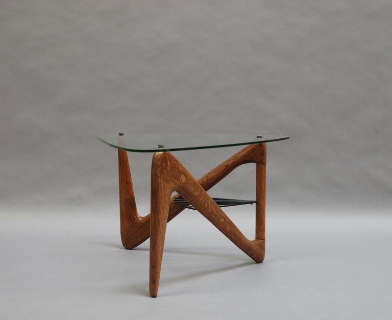 Table d'appoint ou table basse Art Déco en chêne par Louis Sognot avec un plateau en verre et des détails en métal.

  