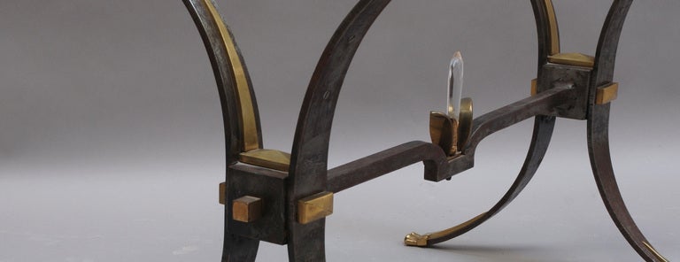 Table basse française en fer forgé et laiton avec plateau en verre en vente 5