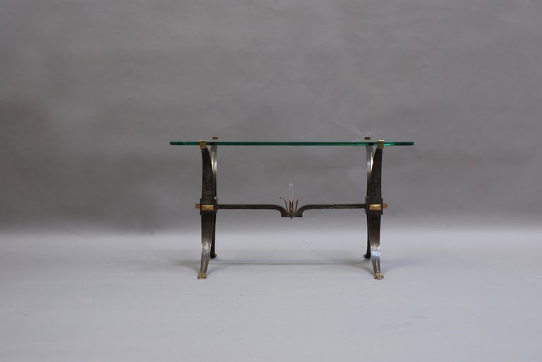 Table basse en fer forgé français et base en laiton avec un plateau en verre et un détail en cristal taillé.
  