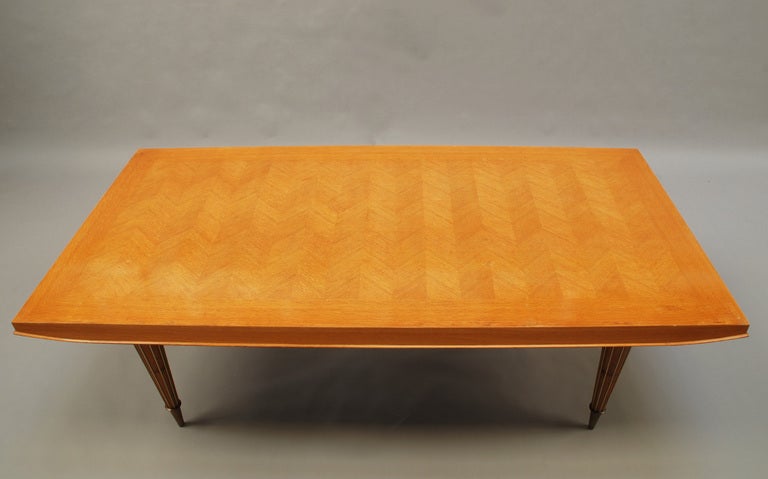 Ottone Un raffinato tavolo da pranzo francese Art Déco espandibile con gambe coniche in ottone nervato in vendita