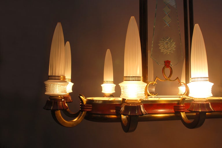 Ottone Un raffinato lampadario francese di grandi dimensioni in ottone e vetro degli anni '50 in vendita