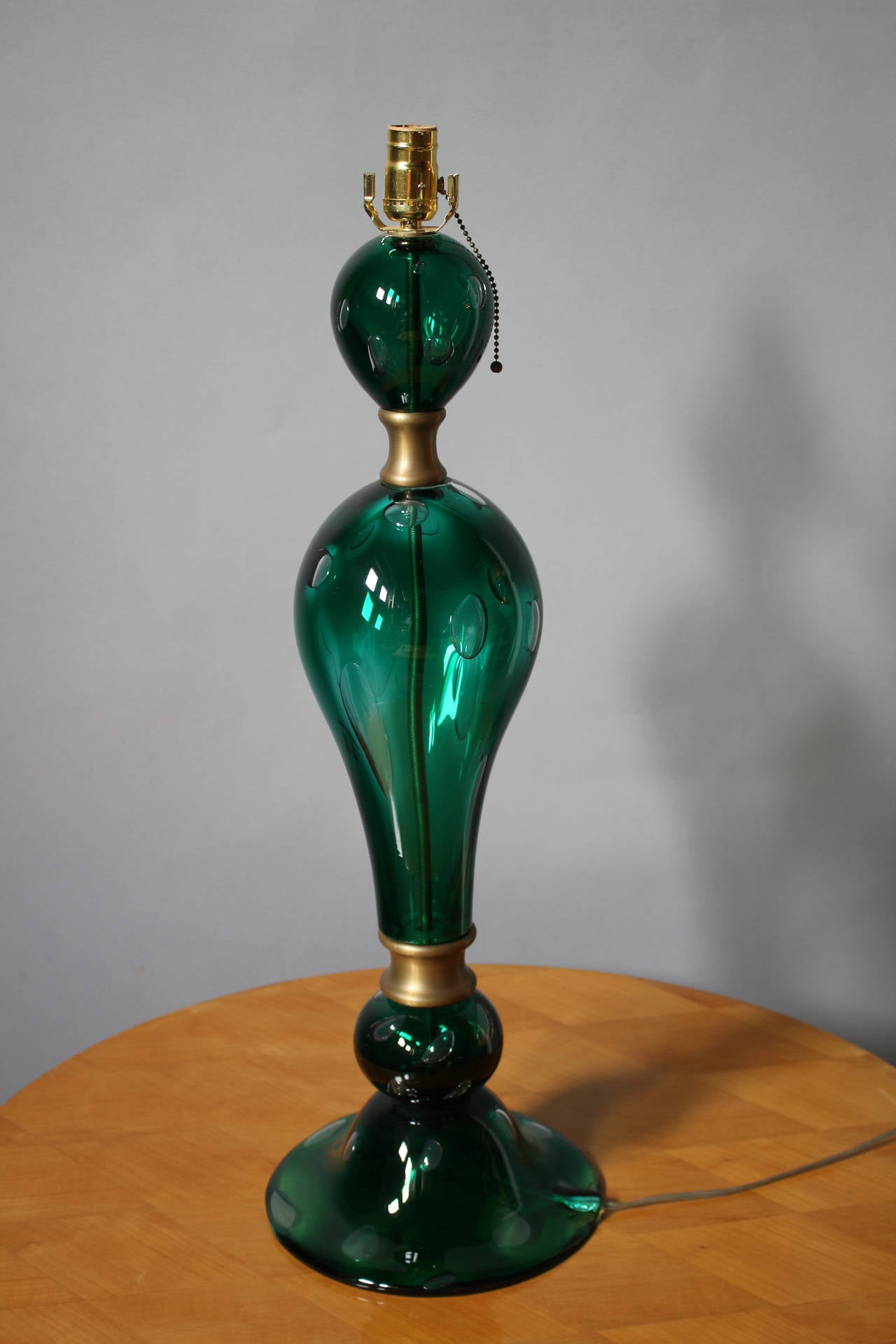 Gran cristal soplado a mano y latón original de los años 70  Lámpara de mesa Murano Italiano en venta