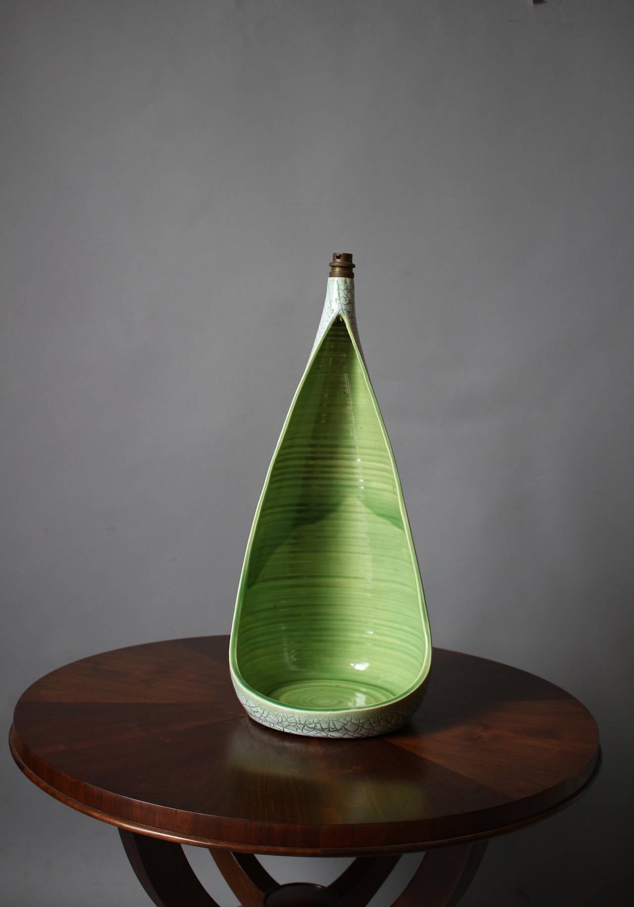 Un beau et grand pied de lampe de table en céramique verte 