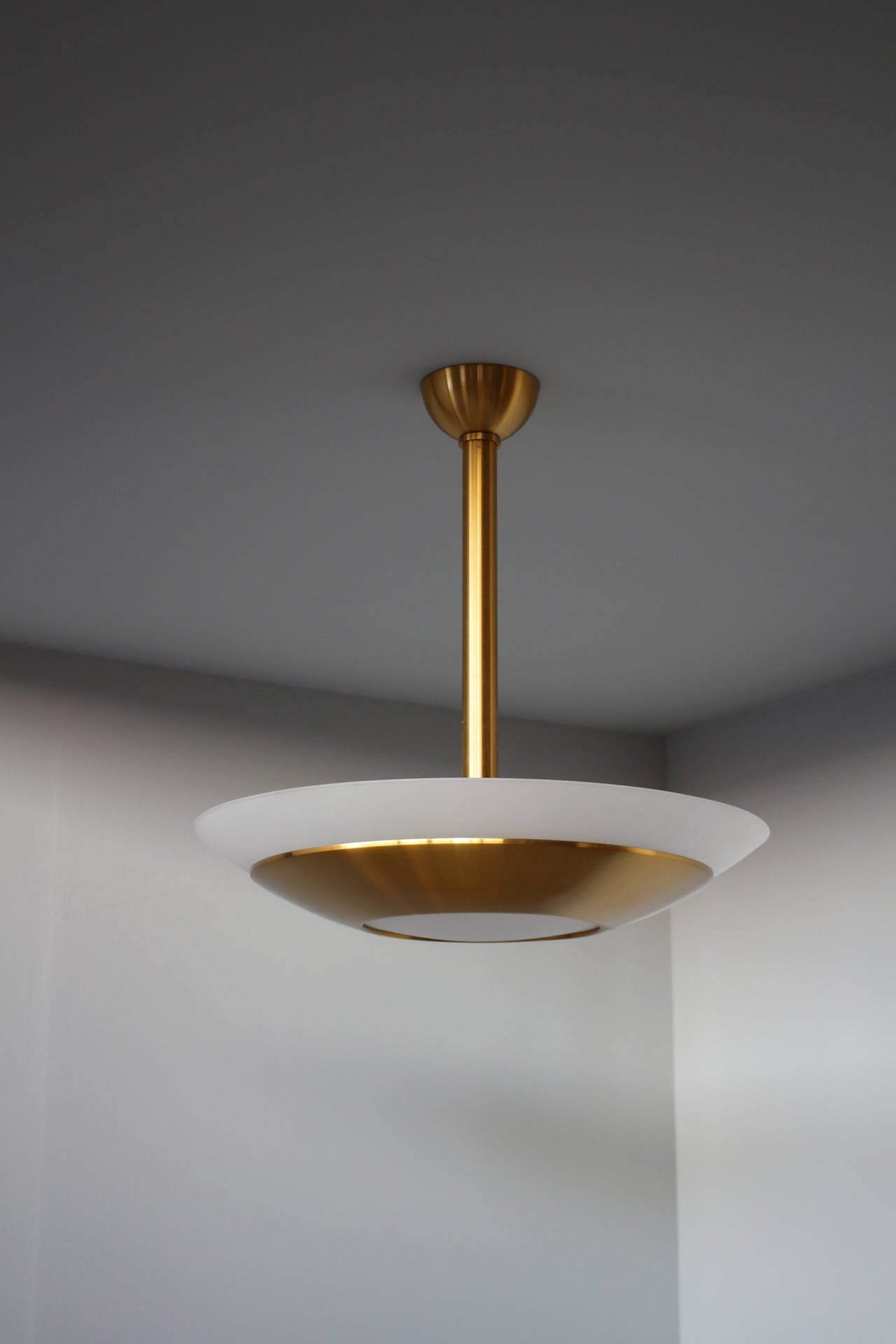 Lustre Art déco français en laiton et verre par Perzel