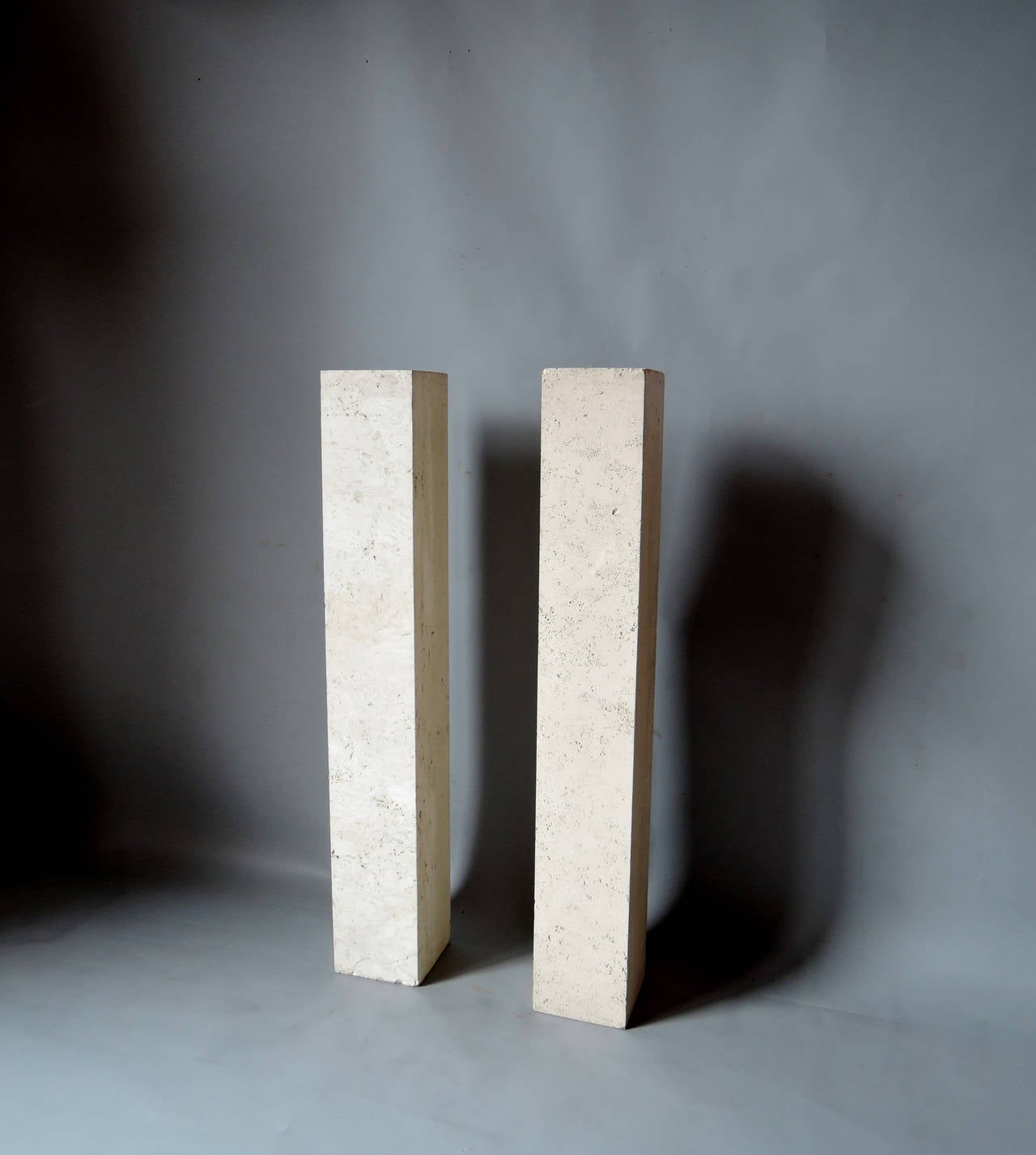 A pair of French Art Deco Travertine Pedestals in the Manner of Marc du Plantier In Good Condition In Long Island City, NY