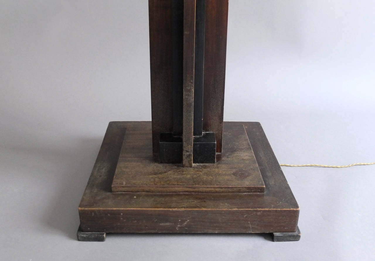 Lámpara de pie francesa Art Decó con base cuadrada de madera en venta 4