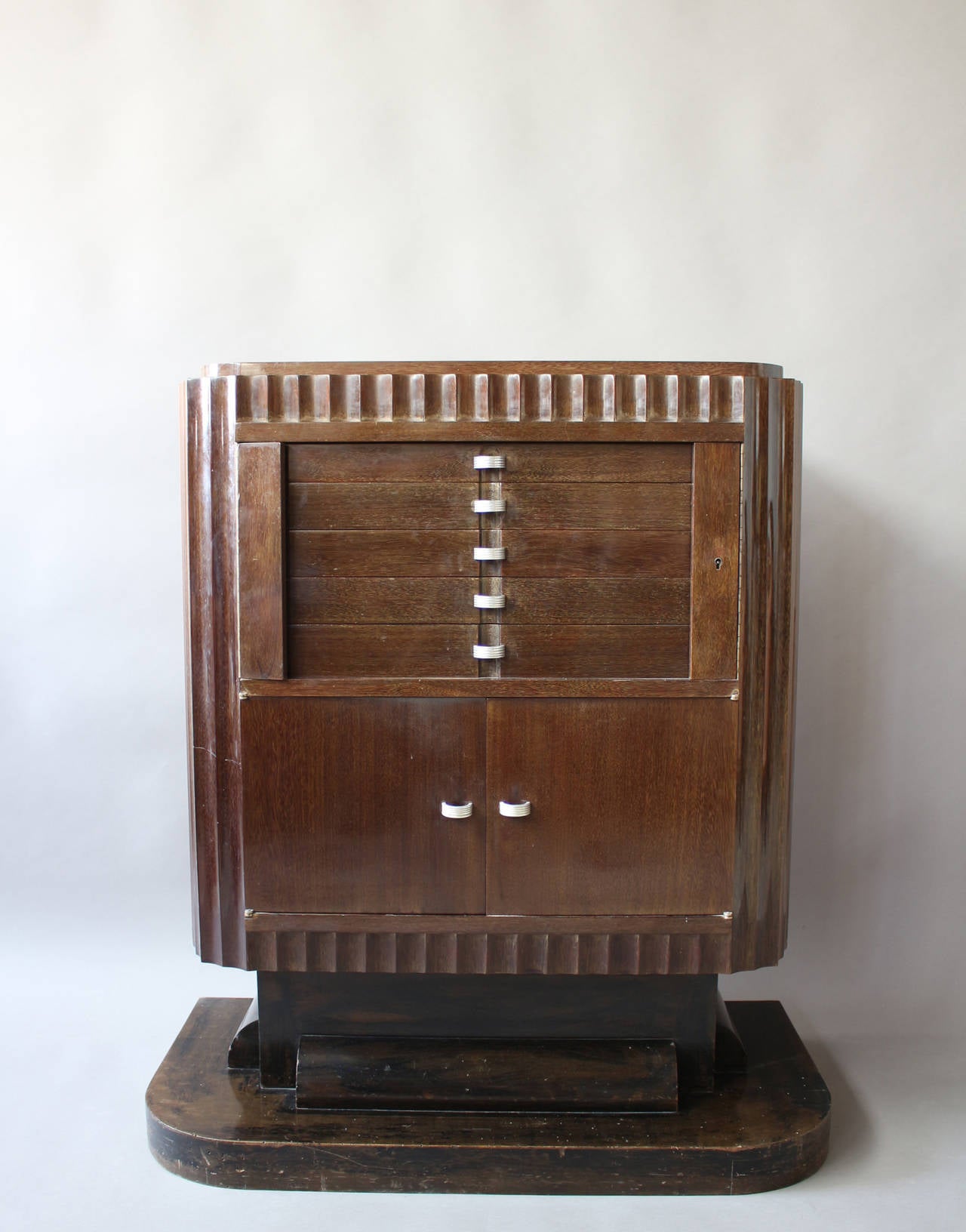 Francese Un raffinato mobile per argenteria francese Art Déco di Christian Krass in vendita