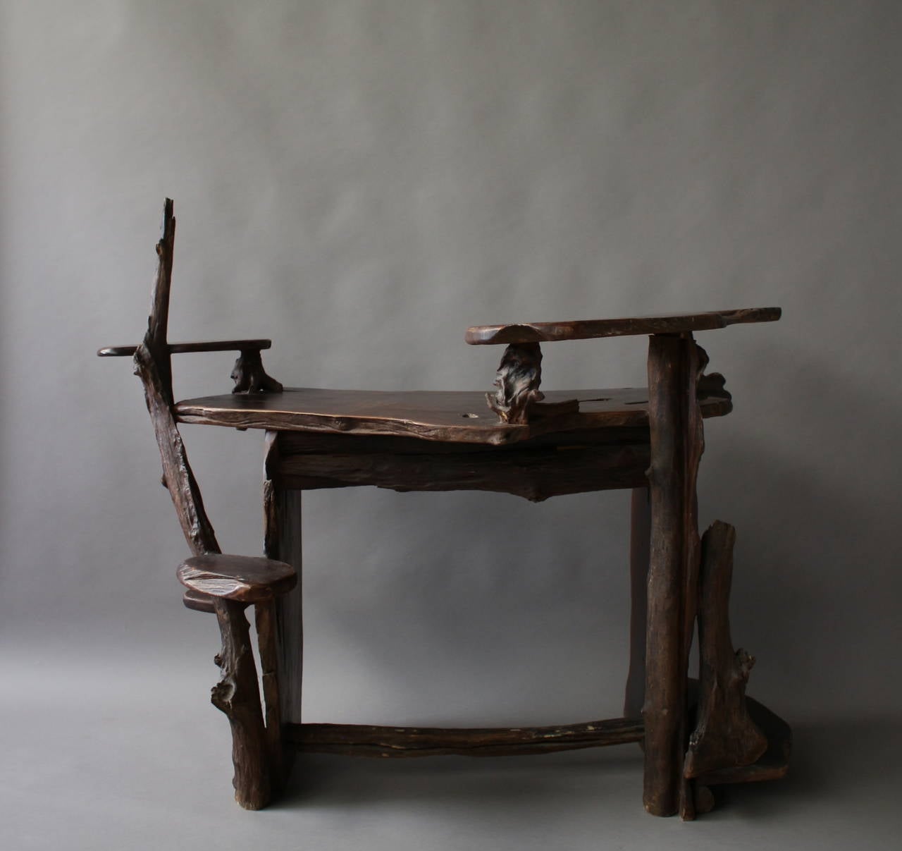 Ein seltener französischer organischer und skulpturaler Schreibtisch und Stuhl aus Massivholz.
 