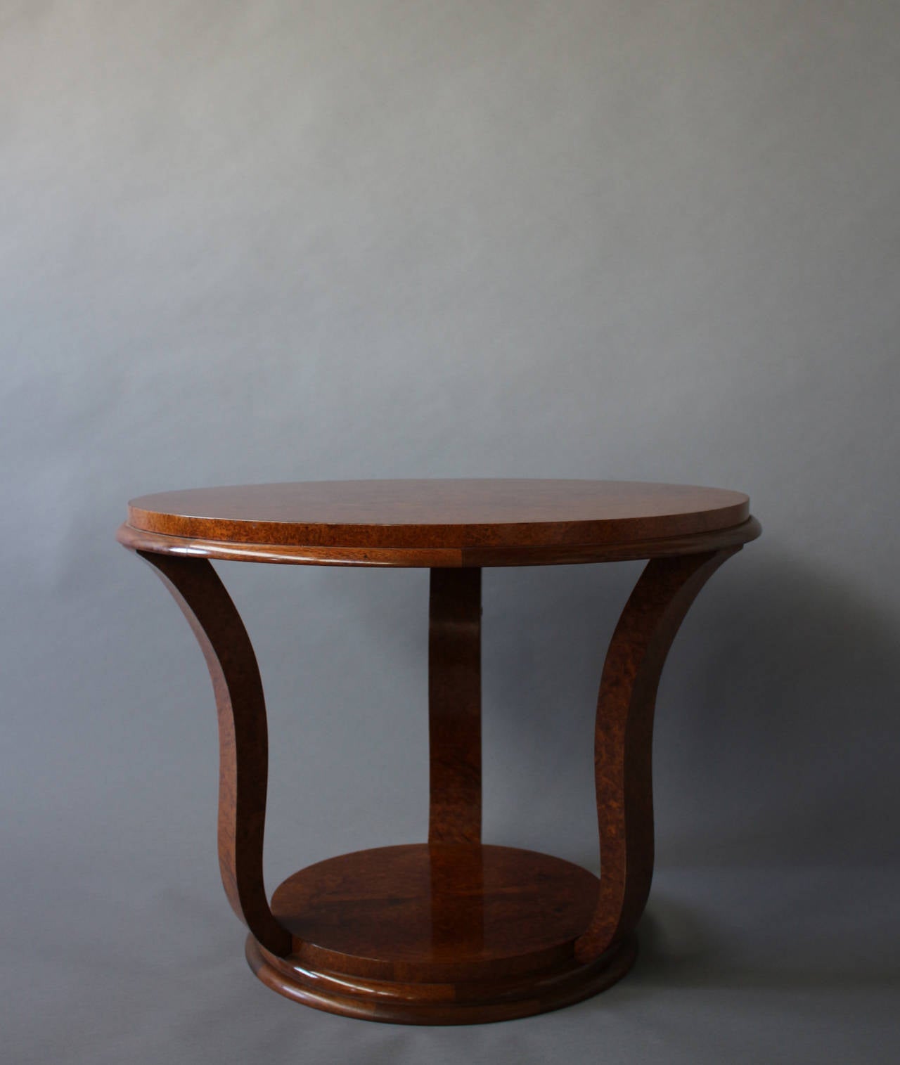 Fine round two tier side table/gueridon with a 3 curved legs base.
 