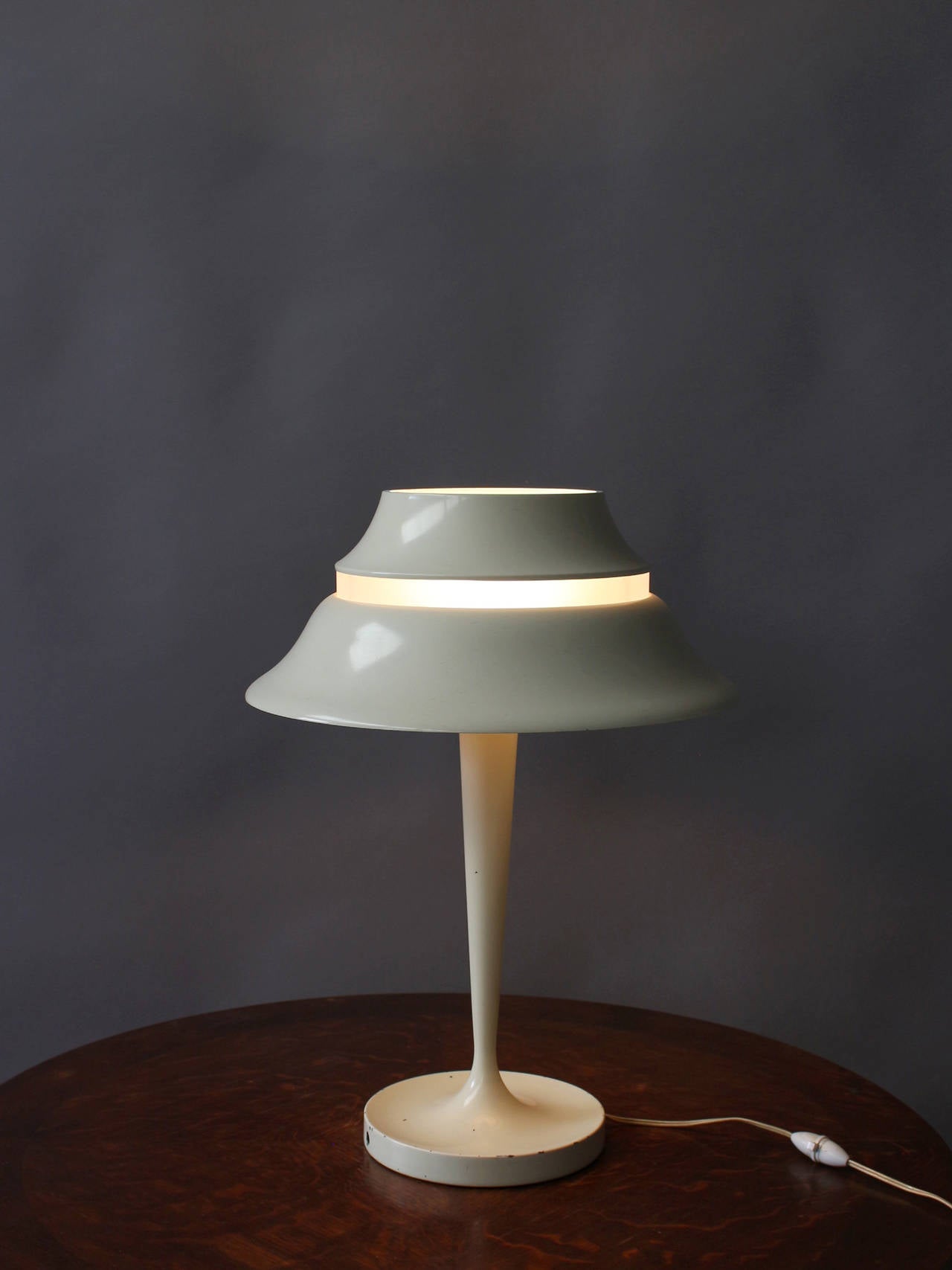 Une lampe de table Art Déco française en laque ivoire avec un insert en verre dépoli sur l'abat-jour.
