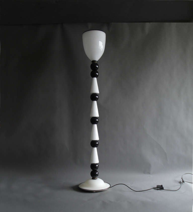 Italian 1980s Black and White Hand Blown Murano Glass Floor Lamp In Good Condition In Long Island City, NY