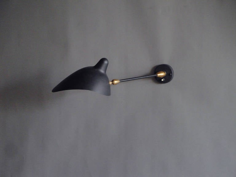 French original vintage (not a re-edition) black lacquered sconce by Serge Mouille with brass details. Shade and arm are adjustable.