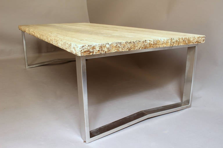 Mid-Century Modern Grande table basse française des années 1970 avec cadre en métal et plateau en travertin en vente