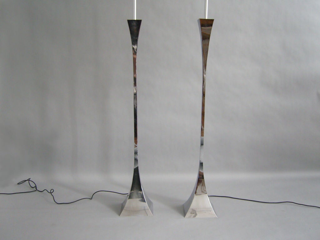Two Italian 1970s chromed floor lamp by A. Montagna Grillo and A. Tonello.
Chrome condition is different between the 2 lamps (see details pictures).