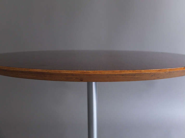 Aluminium Guéridon ou table d'appoint rond de Pierre Paulin, France, années 1960 en vente