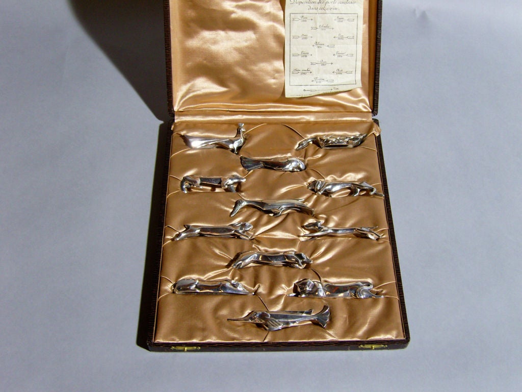 Set of 12 French Art Deco silver plated knife rests designed by Sandoz for the Gallia line of Christofle.
Original cases, placement sheets.