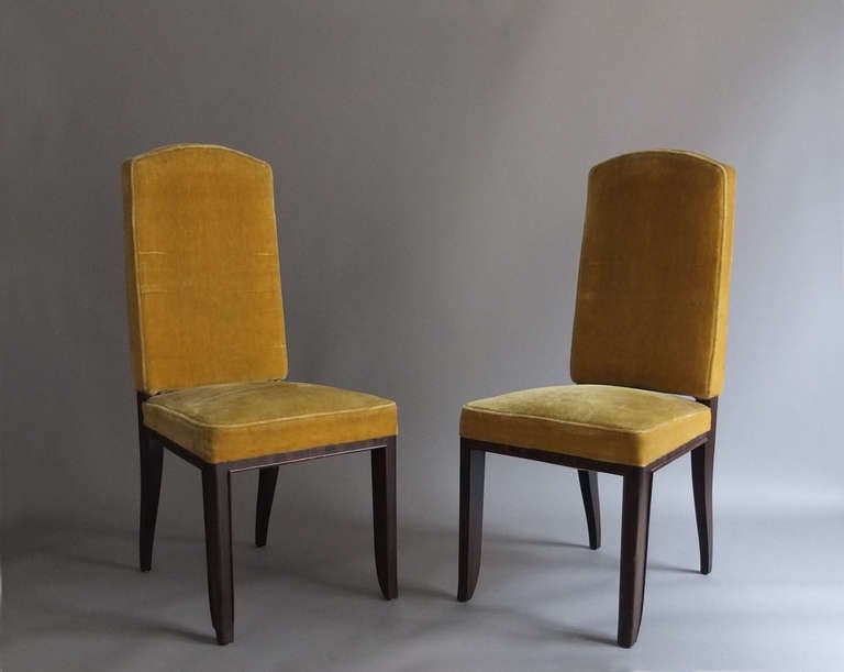 Ein Satz von acht feinen französischen Art Deco Makassar Ebenholz Esszimmerstühlen von Paul Frechet.