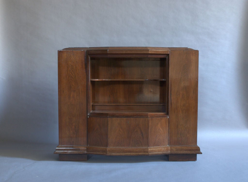 A fine French Art Deco rosewood collector cabinet with front and lateral doors.
Might be used as a bar, TV cabinet, bookcase or petite armoire.
