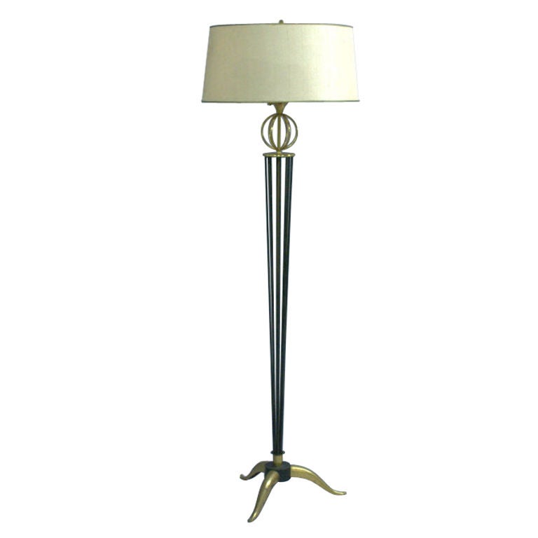 Lampe sur pied française du milieu du siècle en laiton et métal laqué par Arlus (Modèle #926).