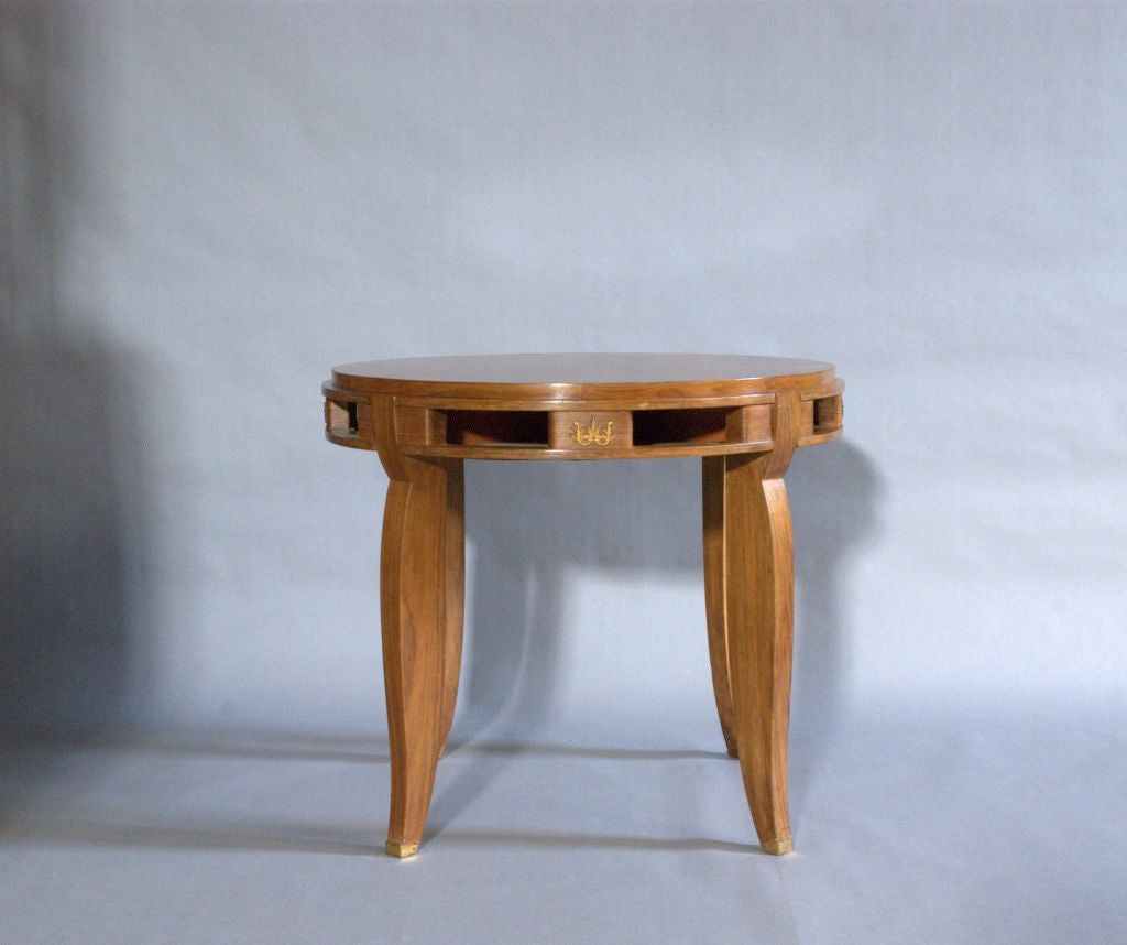 A Fine French Art Deco Round Walnut Gueridon in the manner of Leleu In Good Condition For Sale In Long Island City, NY