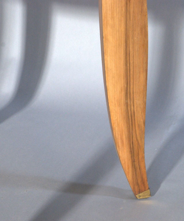 Runder französischer Art-Déco-Gueridon aus Nussbaumholz in der Art von Leleu (Mitte des 20. Jahrhunderts) im Angebot