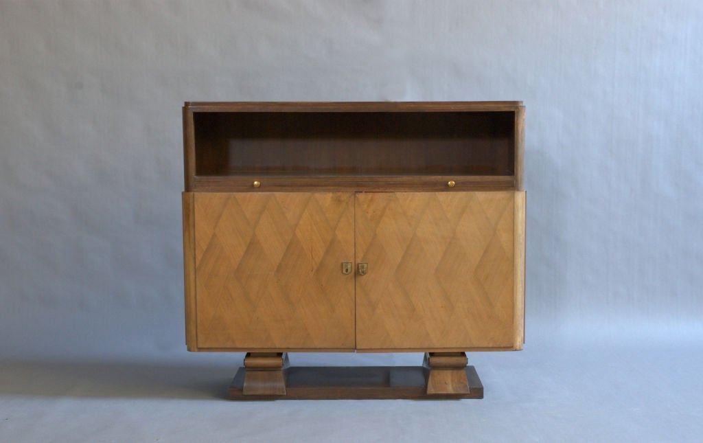 French Art Deco rosewood marquetry and mahogany bar with a pull-out mirrored tablet and brass details.