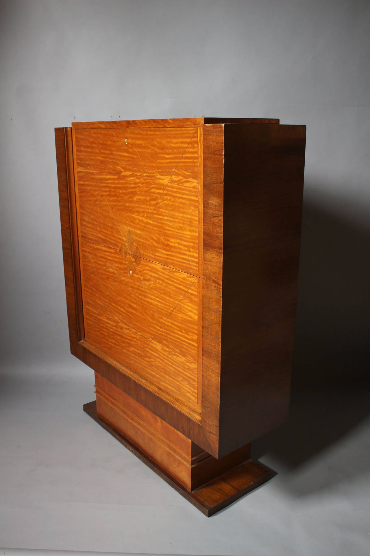 Fine Art Deco walnut and satinwood secretaire or bar by De Coene with two fall-down doors, the top one opening on a secretary /bar.
Marquetry details on front.
    