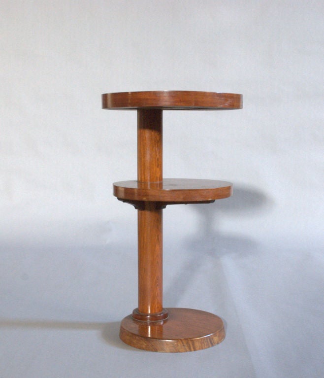 Petit Guéridon Art Déco à trois niveaux en palissandre massif et plaqué par Jorj Rual. Signé et daté 1932. 
Jorj Rual était membre du mouvement Seiz Breur (sept frères) qui se consacrait à la renaissance et à l'extension des arts:: de l'artisanat et