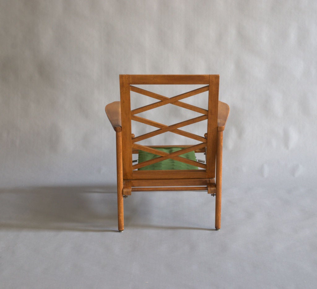 Paire de fauteuils français raffinés des années 1950 en vente 3