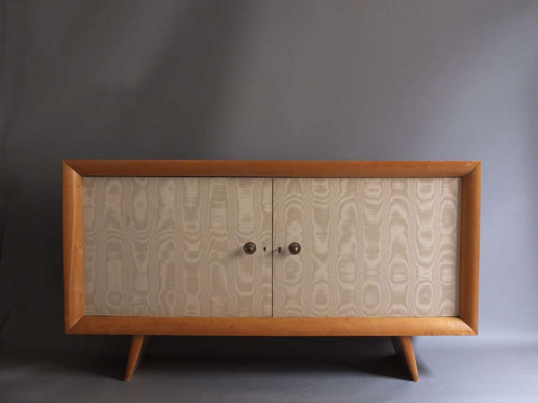 Mid-Century moderno Buffet francese degli anni '50 in sicomoro e tessuto originale di Suzanne Guiguichon in vendita