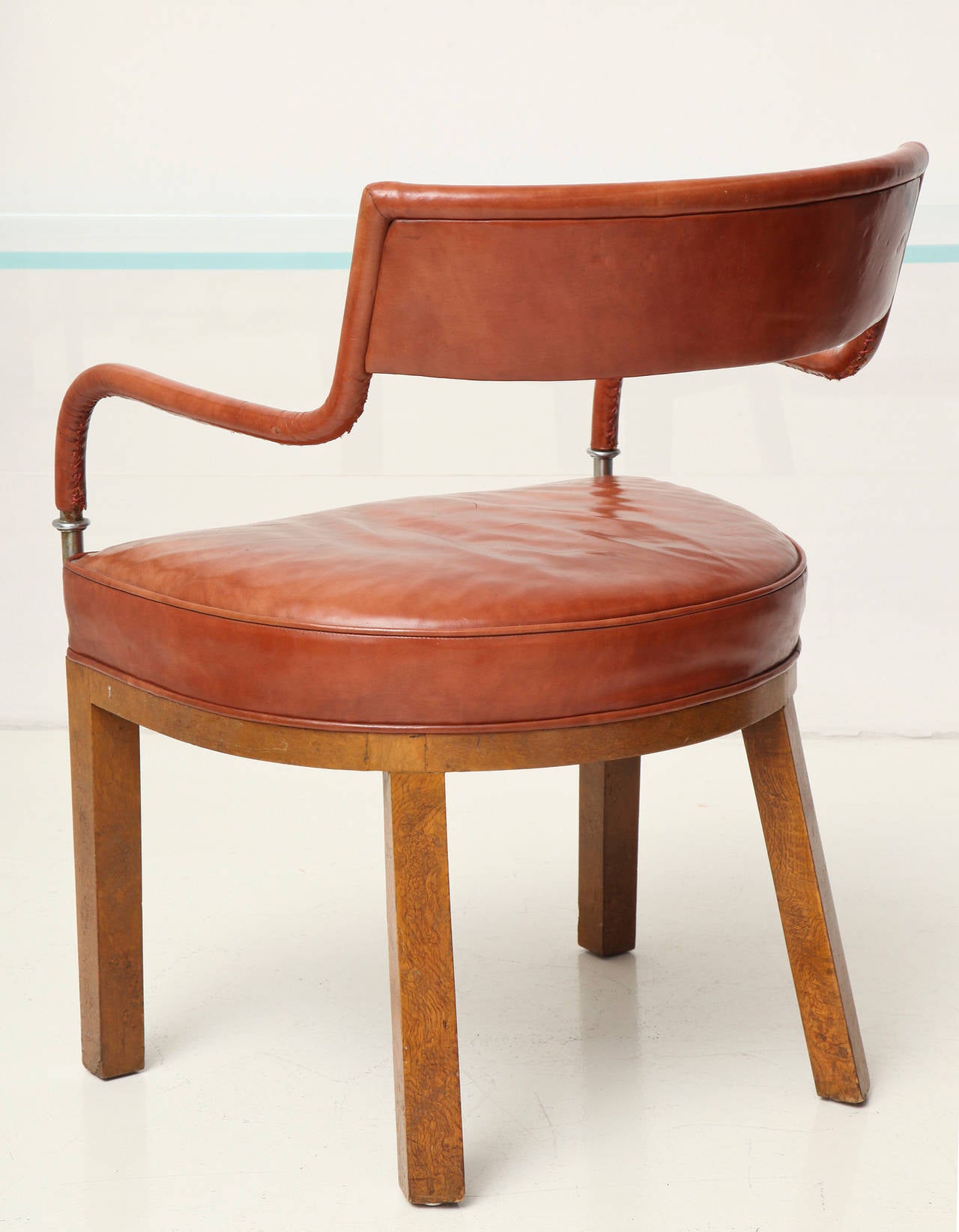 SAMUEL MARX (1885-1964)
Armchair with cantilevered back in fine-grained caramel-colored leather on seat and back and leather-wrapped nickel arms, raised on burlwood veneer-clad square legs.
Executed by Quigley.
American, c.
