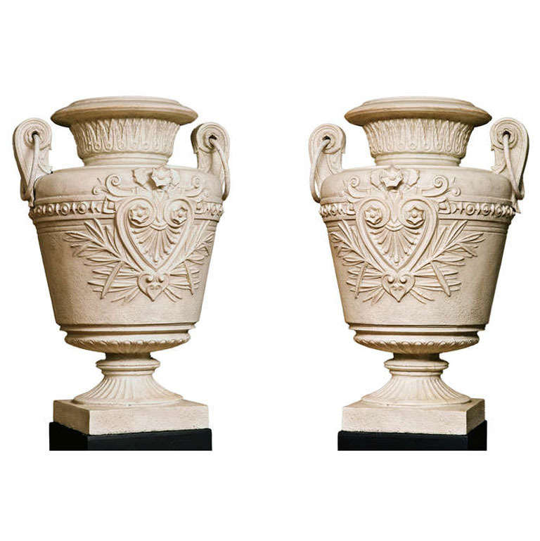 Paire d'urnes en fonte peinte du 19ème siècle