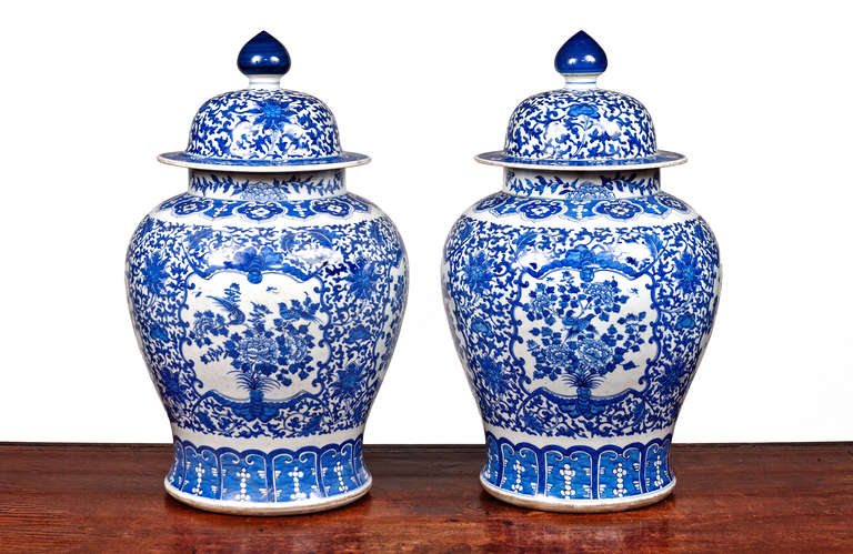 Paire de grandes jarres à temple en porcelaine bleue et blanche du 20e siècle.